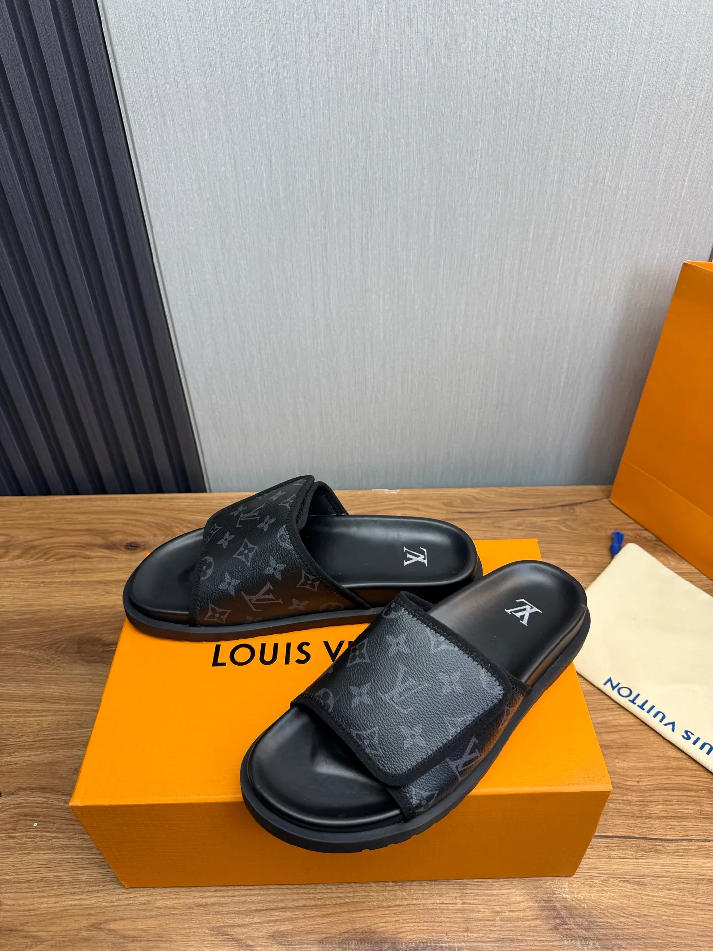 Men's shoes 💰340💰 ▪️LV's popular Little Red Book popular slippers hot sale: 1 shipment✅ Super textured and comfortable slippers, original TPU outsole. Authentic counter box drawer box packaging 🎁Size 38-45